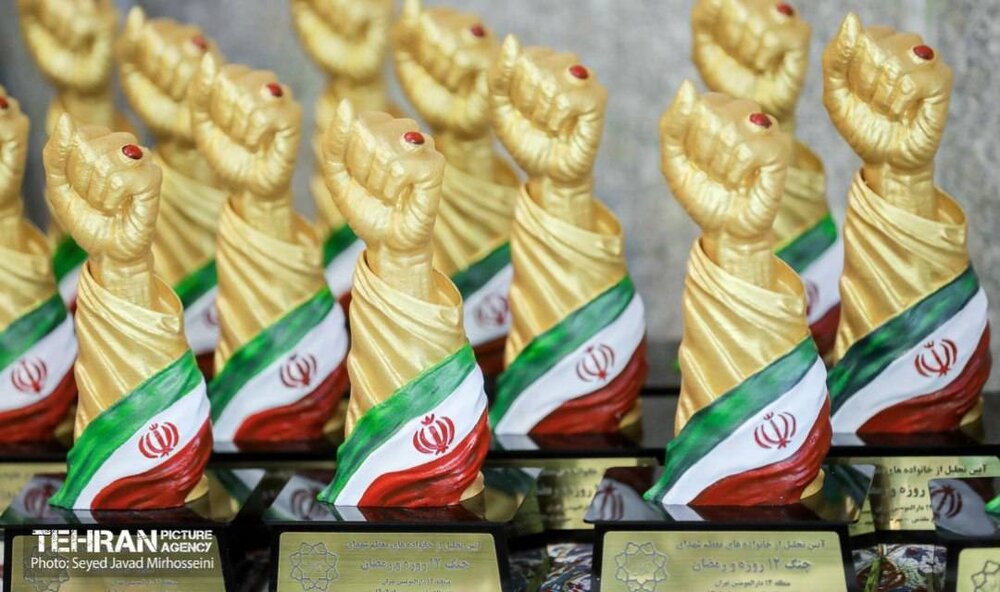 مشتهای گرهخورده در قلب دارالمؤمنین؛ شبی که عکس ۹۳ شهید در آغوش خانوادهها جان گرفت