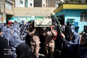 آیین بدرقه شهید گمنام در مدرسه دخترانه پرتو اسلام در منطقه ۸ 