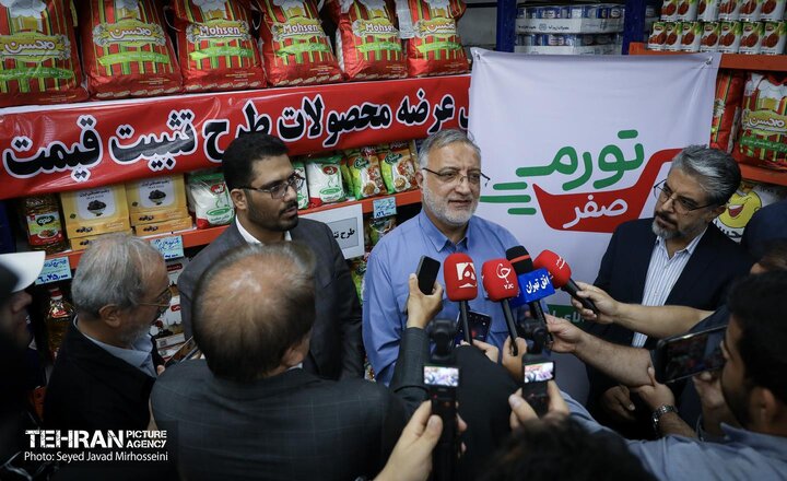 بازدید شهردار تهران از میدان میوه و تره‌بار صادقیه