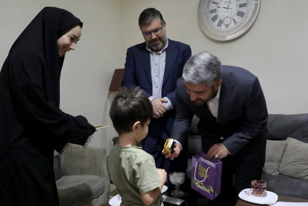از سه ساعت پیگیری کار مردم تهران تا دیدار با خانواده معظم شهید جنگ رمضان