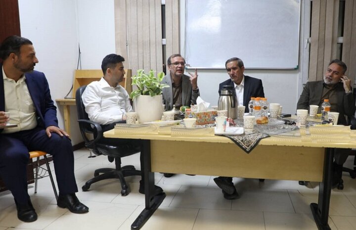 بررسی چالش‌های شهری و مطالبات مردمی در نشست مشترک عضو شورای شهر تهران با شهردار منطقه ۲