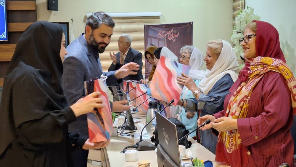 تقدیر از دبیران کانون‌های جهاندیدگان منطقه ۵؛ قدردانی از همراهان سلامت و نشاط سالمندان