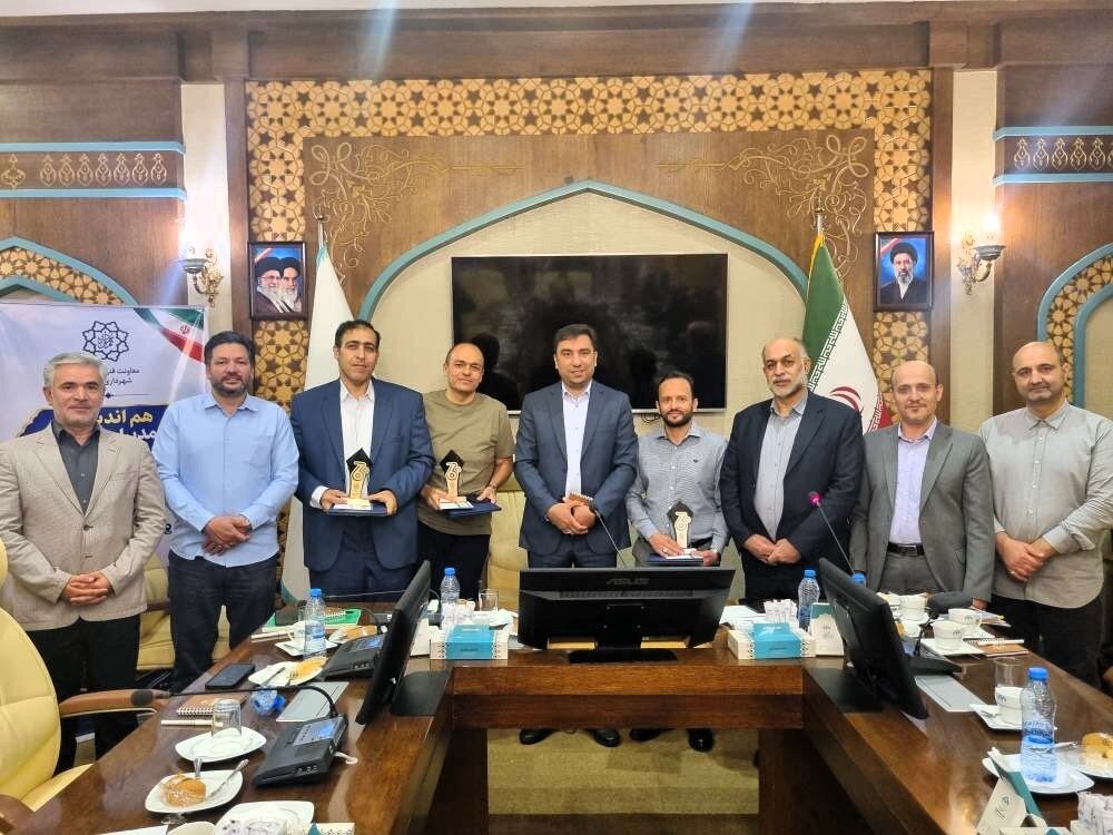 معاون فنی و عمرانی منطقه ۵ تقدیر شد؛ کسب رتبه برتر در طرح «نگهداشت ۳۶۰ درجه عمرانی»