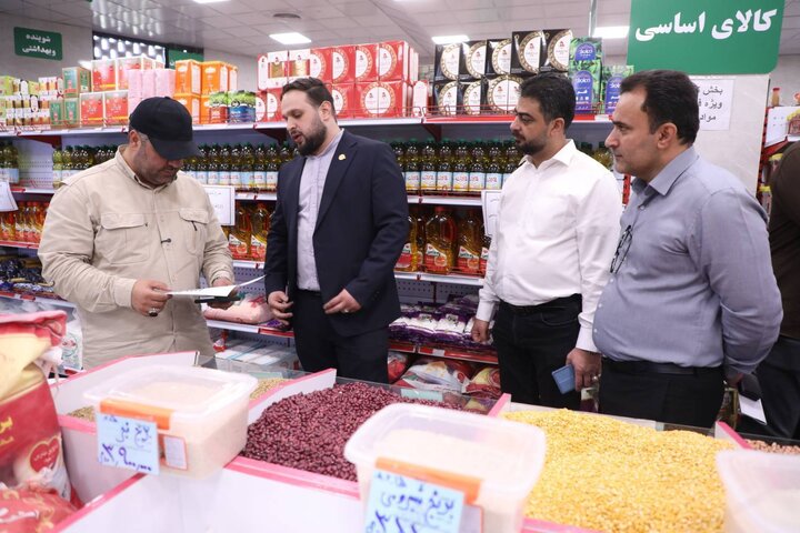 بازدید شهردار منطقه ۱۷ از روند اجرای طرح «تورم صفر» در بازارهای میوه و تره‌بار گلسار و فدک