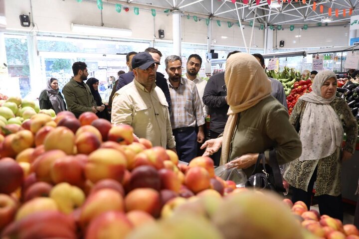 بازدید شهردار منطقه ۱۷ از روند اجرای طرح «تورم صفر» در بازارهای میوه و تره‌بار گلسار و فدک