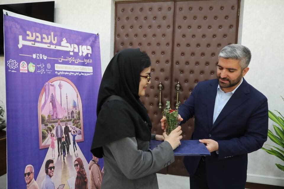 مرتضوی از همکاران روشندل و پرستاران درمانگاه شهرداری منطقه۱۳ تقدیر کرد