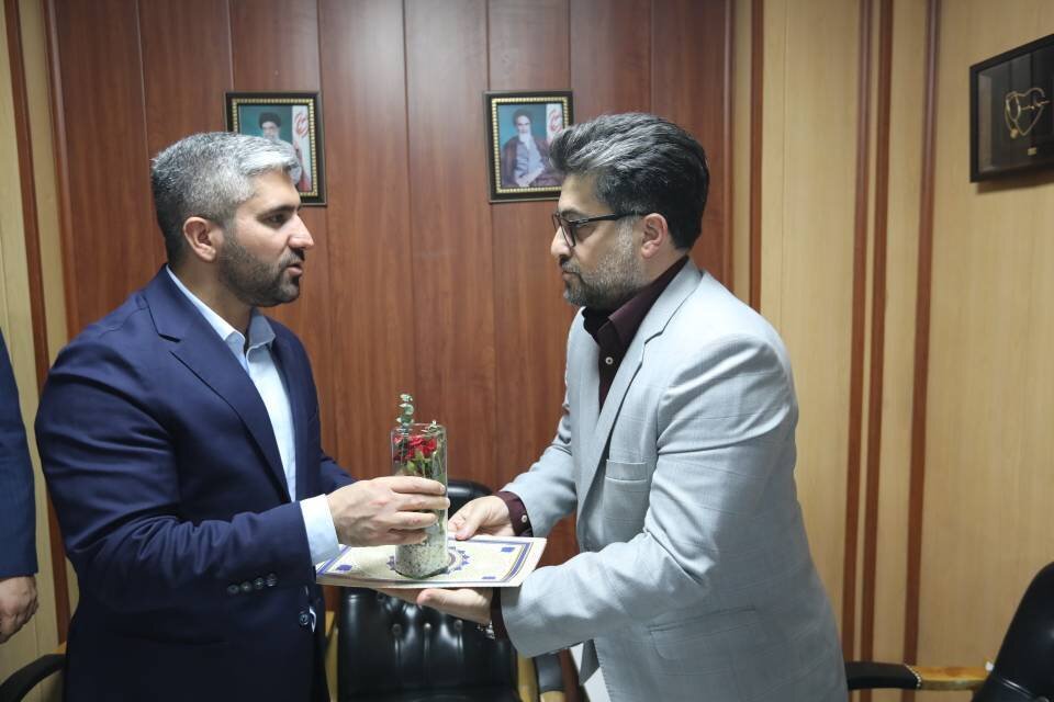 مرتضوی از همکاران روشندل و پرستاران درمانگاه شهرداری منطقه۱۳ تقدیر کرد