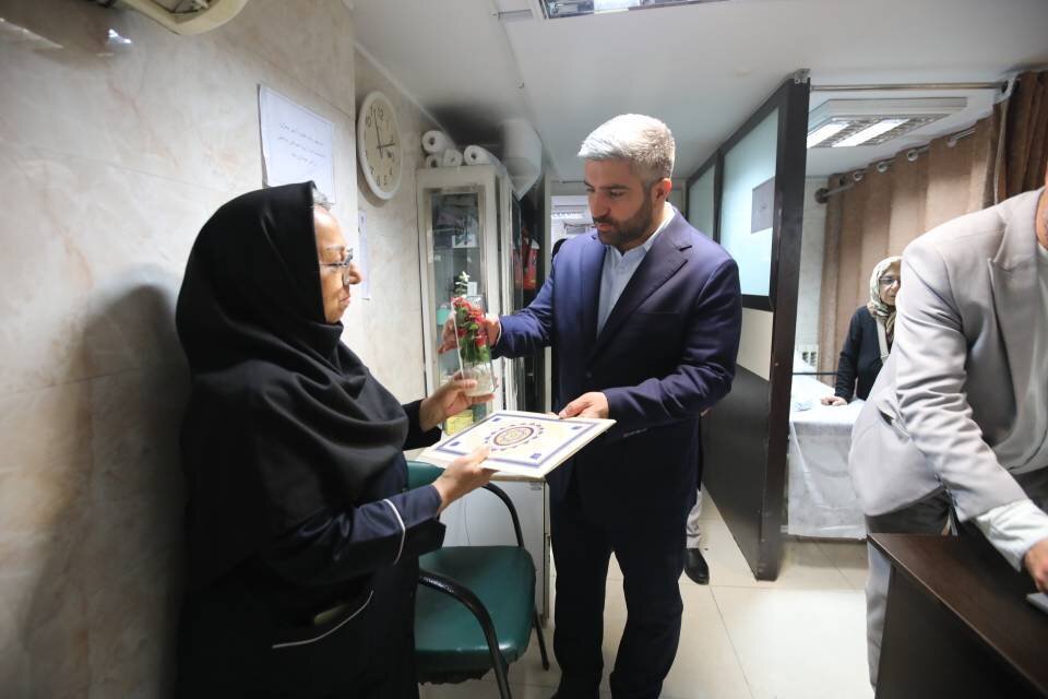 مرتضوی از همکاران روشندل و پرستاران درمانگاه شهرداری منطقه۱۳ تقدیر کرد