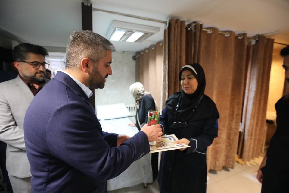 مرتضوی از همکاران روشندل و پرستاران درمانگاه شهرداری منطقه۱۳ تقدیر کرد