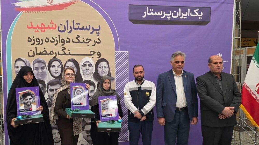 رونمایی از نمایشگاه عکس شهدای پرستار با عنوان «یک ایران پرستار» در ایستگاه متروی مدافعان سلامت
