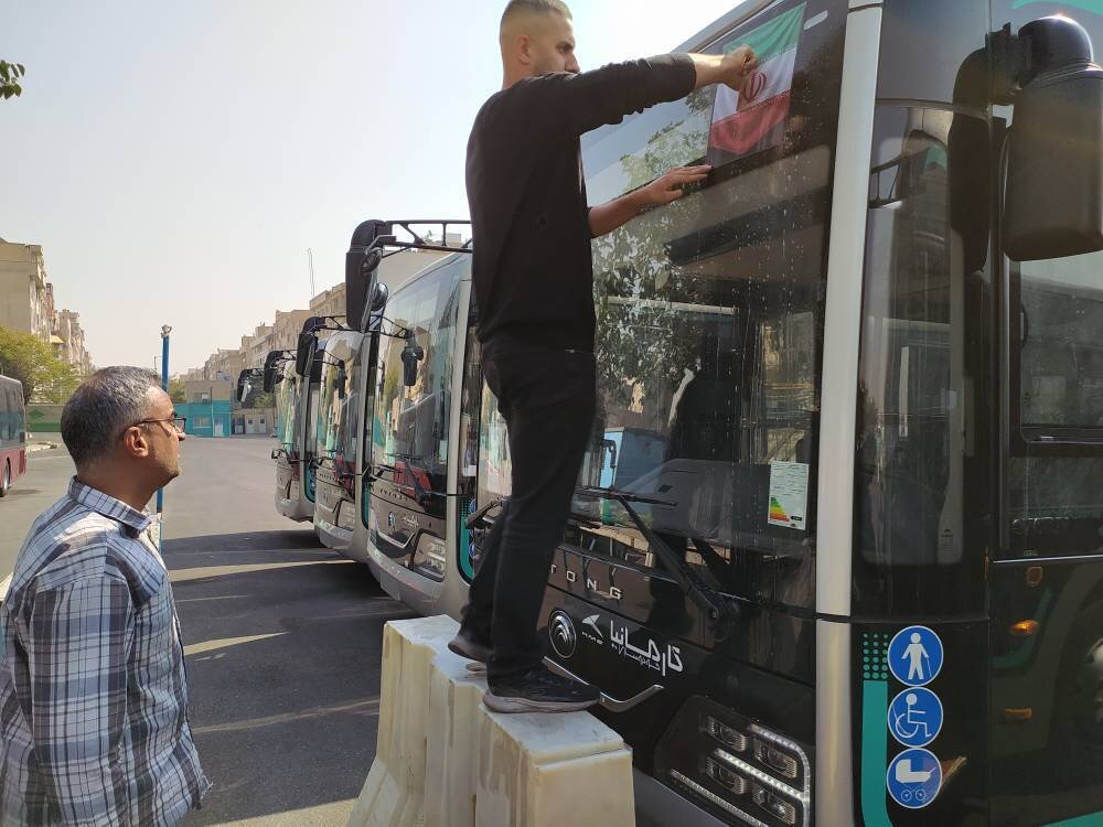 آمادهسازی پنج دستگاه اتوبوس دوکابین جدید برای ورود به ناوگان حملونقل عمومی منطقه ۵