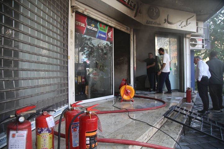 حریق در یک مجتمع تجاری تهران/ نجات ۲۰ نفر از حادثه