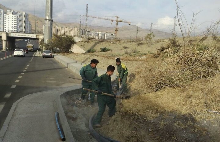 نصب و ترمیم خط لوله آبیاری فضای سبز در زیرگذر اردستانی
