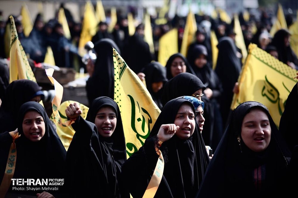 اجتماع بزرگ نوجوانان آرمانی در میدان انقلاب؛ طنین حماسه و شور نوجوانی در چهارمین سالگرد شهادت شهید آرمان علی‌وردی