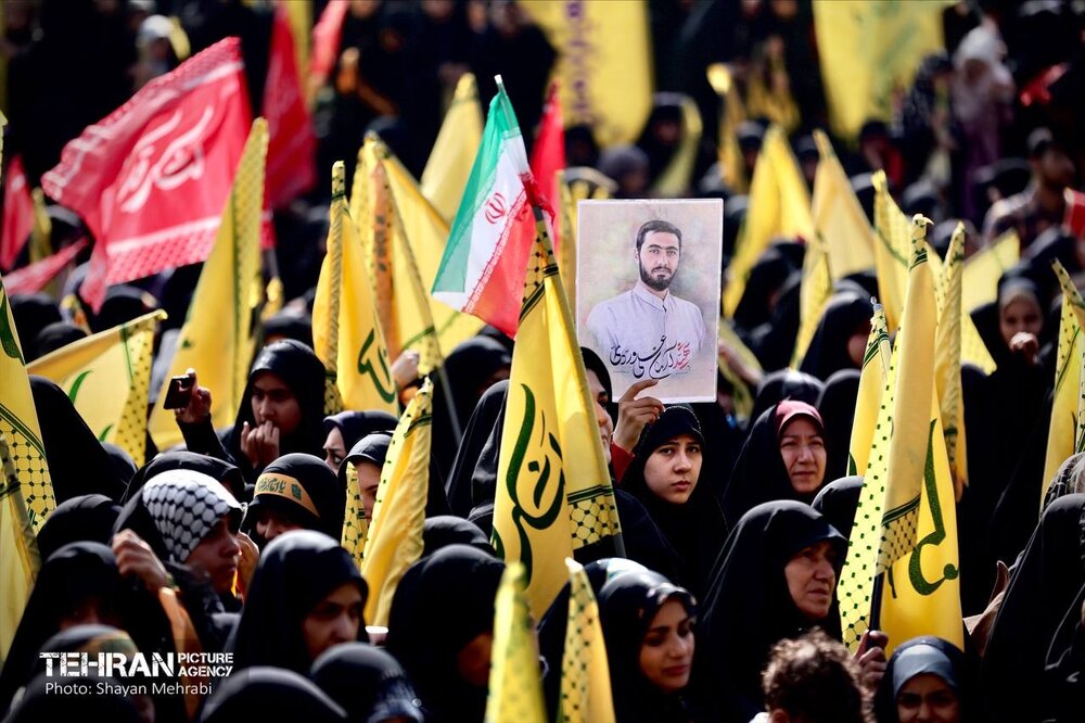 اجتماع بزرگ نوجوانان آرمانی در میدان انقلاب؛ طنین حماسه و شور نوجوانی در چهارمین سالگرد شهادت شهید آرمان علی‌وردی