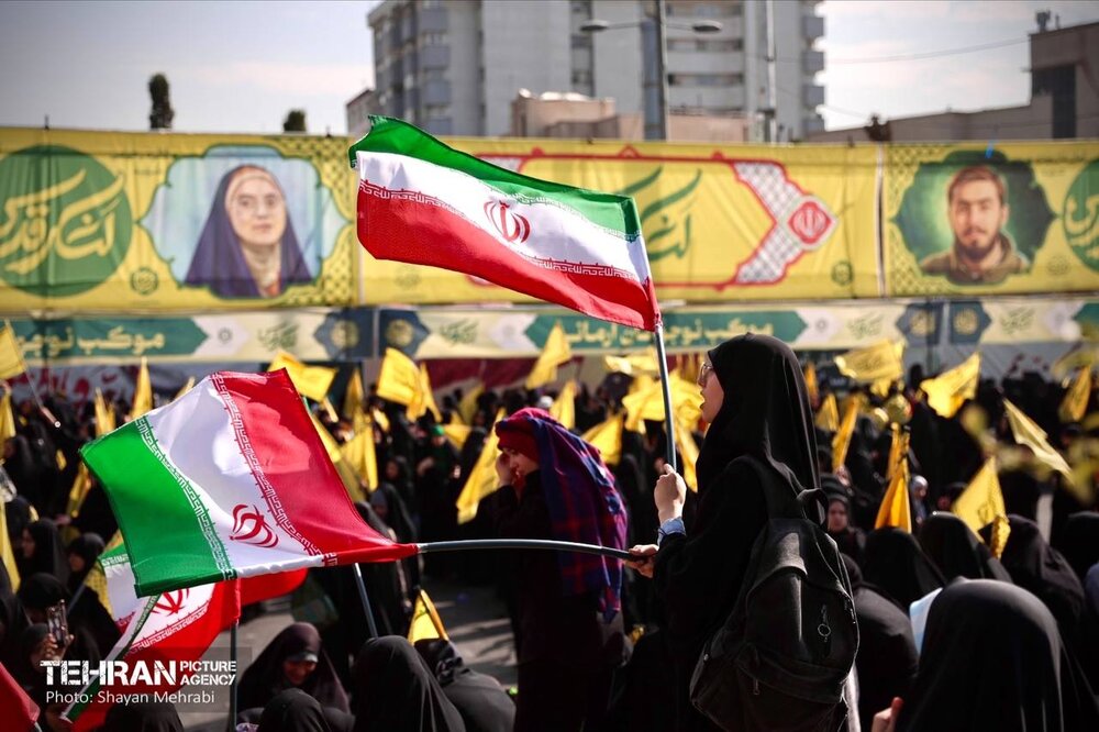اجتماع بزرگ نوجوانان آرمانی در میدان انقلاب؛ طنین حماسه و شور نوجوانی در چهارمین سالگرد شهادت شهید آرمان علیوردی