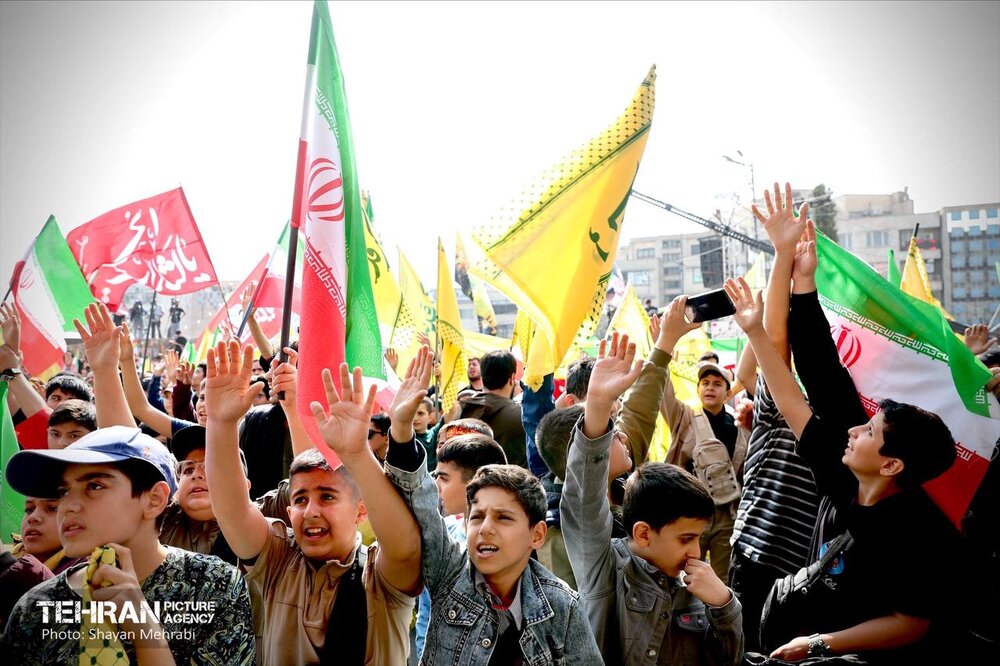 اجتماع بزرگ نوجوانان آرمانی در میدان انقلاب؛ طنین حماسه و شور نوجوانی در چهارمین سالگرد شهادت شهید آرمان علی‌وردی
