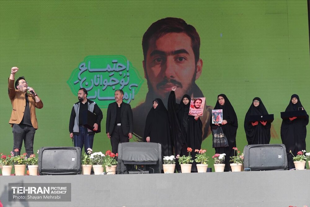 اجتماع بزرگ نوجوانان آرمانی در میدان انقلاب؛ طنین حماسه و شور نوجوانی در چهارمین سالگرد شهادت شهید آرمان علیوردی