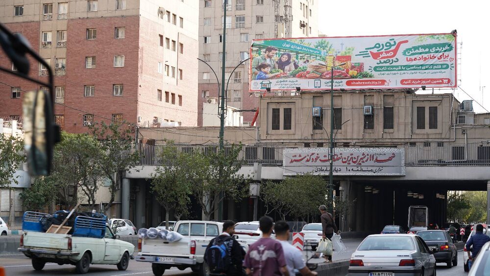 اکران بنر اطلاع‌رسانی طرح «تورم صفر درصد» بر عرشه پل بزرگراه شهید نواب صفوی